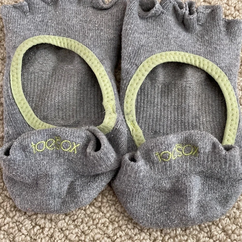 Toesox Half Toe Bellarina Grip Socks Size Medium Grey Barre Pilates Yoga EUC